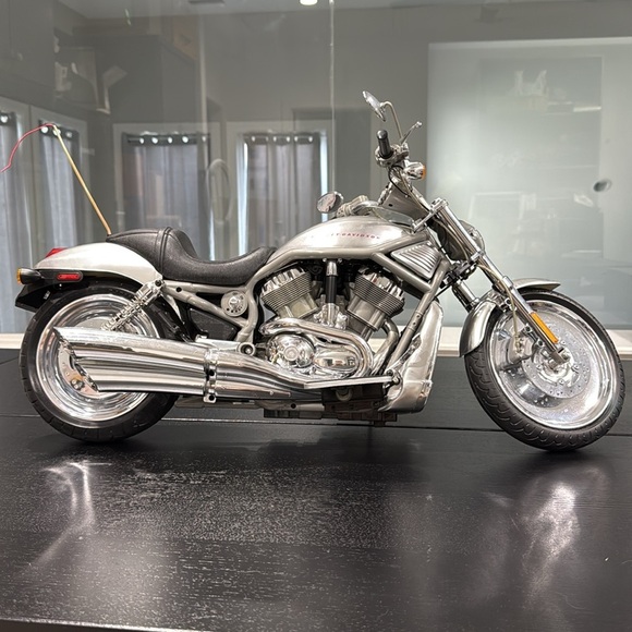 Vintage Harley-Davidson Remote Control V-Rod Motorcycle - Picture 6 of 14